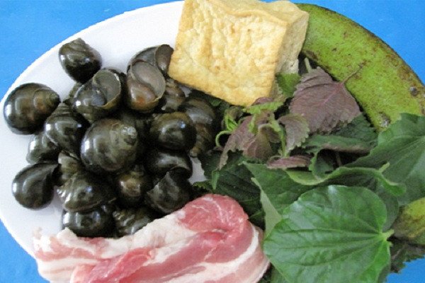 Nguyên liệu đầy đủ cho món lẩu ốc bươu nấu cơm mẻ chuẩn vị