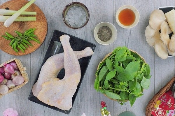 Nguyên liệu đầy đủ để chế biến món lẩu gà lá é chuẩn vị