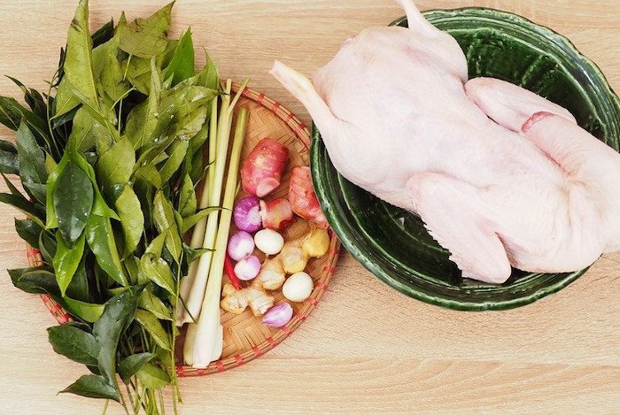 Nguyên liệu đầy đủ để chế biến món vịt nướng lá mắc mật bằng nồi chiên không dầu
