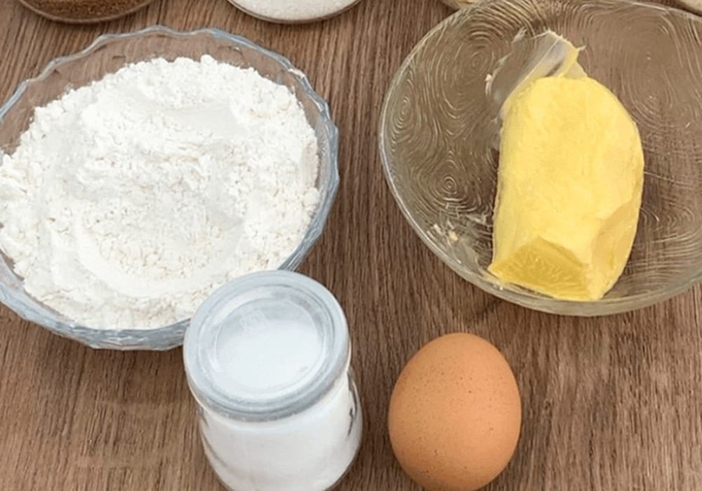 Nguyên liệu đầy đủ để làm bánh quy bơ bằng nồi chiên không dầu