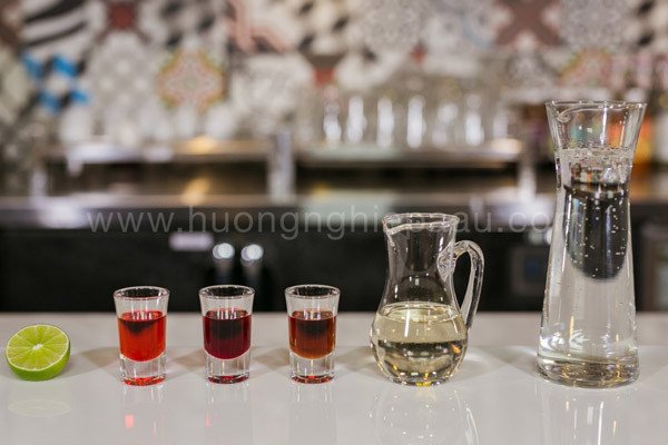 Pha Chế Soda Red Sunset: Công Thức Chi Tiết Tại Nhà Nguyên liệu đầy đủ để pha chế một ly Soda Red Sunset rực rỡ tại nhà, bao gồm các loại syrup, chanh và soda.