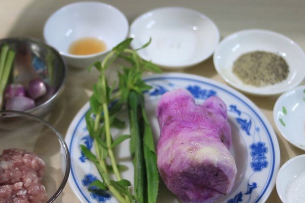 Nguyên liệu đầy đủ làm canh khoai mỡ thịt băm