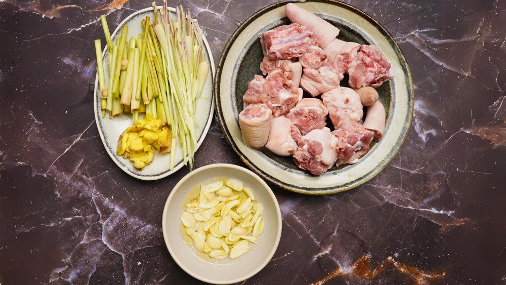 Bí Quyết Làm Đuôi Heo Chiên Giòn Bằng Nồi Chiên Không Dầu Thơm Ngon Nguyên liệu gừng sả ớt tỏi chuẩn bị cho món đuôi heo chiên giòn