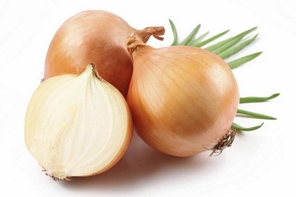Nguyên liệu hành tây tươi ngon đã sơ chế cho món thịt bò xào