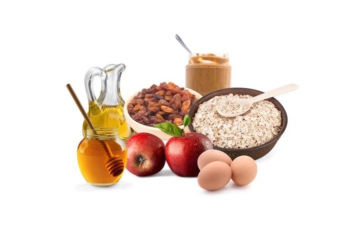 Nguyên liệu làm bánh táo yến mạch bằng nồi chiên không dầu gồm táo, yến mạch, trứng, chuối.