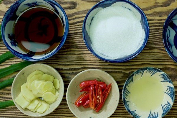 Nguyên liệu làm nước mắm chấm cá hấp gồm sả, ớt, tỏi, gừng, chanh và thì là