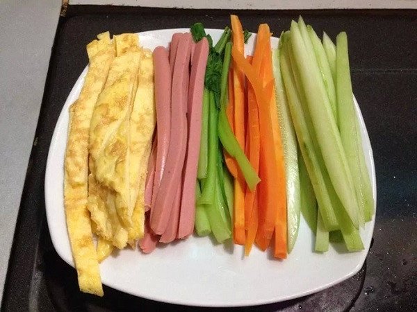 Nguyên liệu nhân kimbap chiên đa dạng
