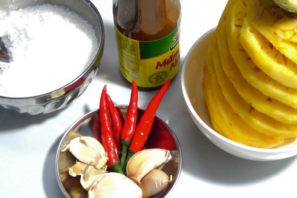 Nguyên liệu pha nước mắm nêm chấm cá hấp gồm mắm nêm, thơm, ớt và tỏi