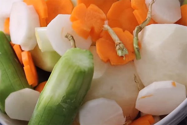 Nguyên liệu rau củ tươi sạch chuẩn bị cho món bánh canh chay bổ dưỡng