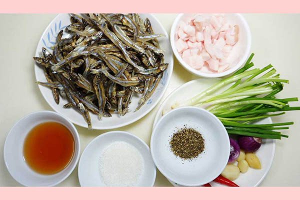 Nguyên liệu tươi ngon cho món cá cơm kho tiêu tại nhà
