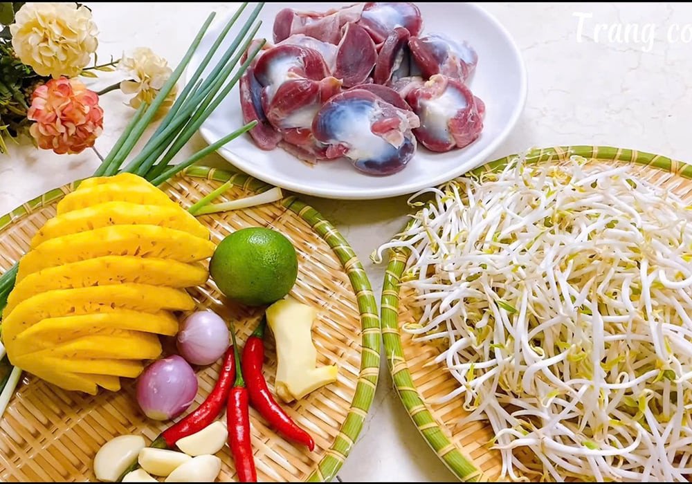 Nguyên liệu tươi ngon cho món lòng mề gà xào dứa