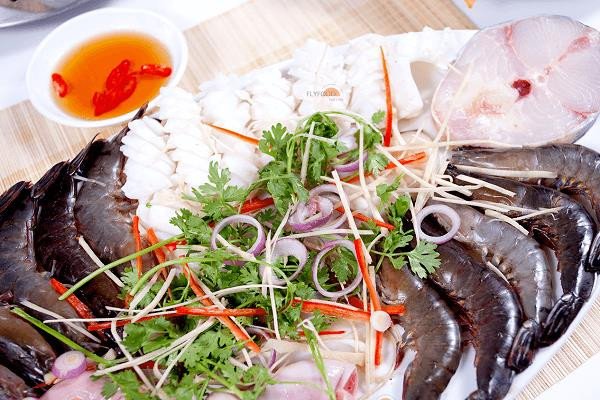 Nguyên liệu tươi ngon chuẩn bị cho nồi lẩu Thái hải sản
