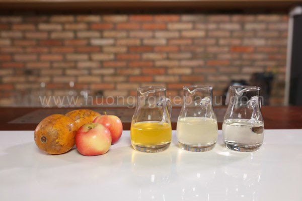 Cách Làm Nước Ép Cóc Táo Thanh Mát Tại Nhà Đơn Giản Nguyên liệu tươi ngon làm nước ép cóc táo tại nhà với trái cóc chín vàng, táo đỏ và các loại syrup