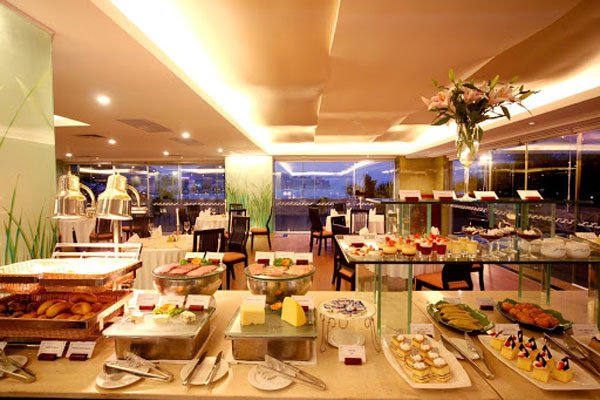 Nhà hàng buffet sang trọng trong khách sạn, một loại hình outlet F&amp;B phổ biến, phục vụ đa dạng món ăn.