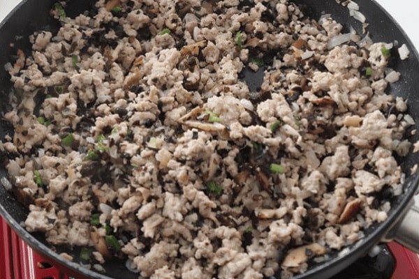 Nhân bánh giò đậm đà với thịt xay và nấm hương sau khi xào