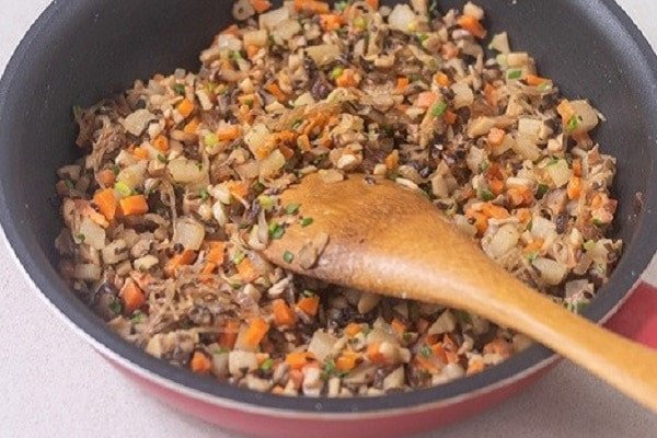 Nhân bánh gối chay làm từ rau củ và miến dong đã xào thơm ngon