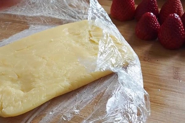 Nhân đậu xanh được bọc kín bằng màng bọc thực phẩm chuẩn bị cho bánh dẻo lạnh