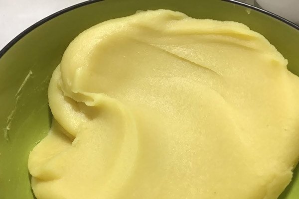 Nhân đậu xanh được sên dẻo, chuẩn bị làm bánh tro nhân đậu xanh
