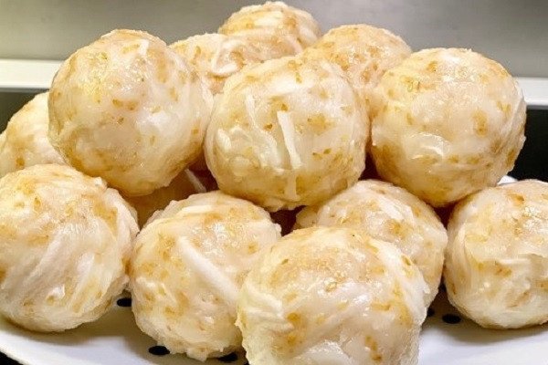 Nhân dừa trứng muối đã vo viên sẵn sàng làm bánh Trung Thu