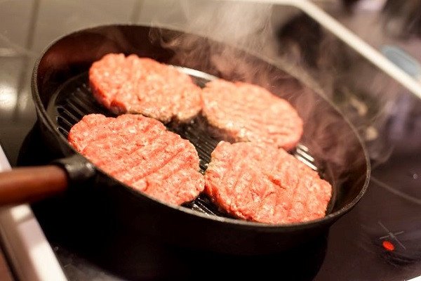 Nhân thịt bò xay đã được chiên vàng đều cho món Burger Bun