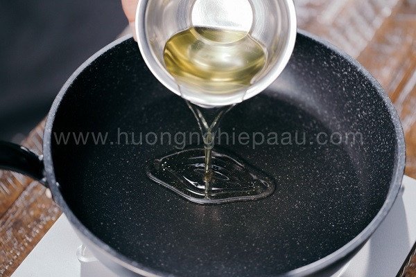 Nhân tôm và củ đậu được xào thơm để làm bánh khọt