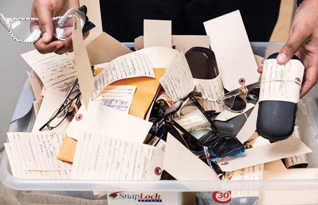 Nhân viên ghi nhận tài sản khách để quên tại quầy Lost and Found