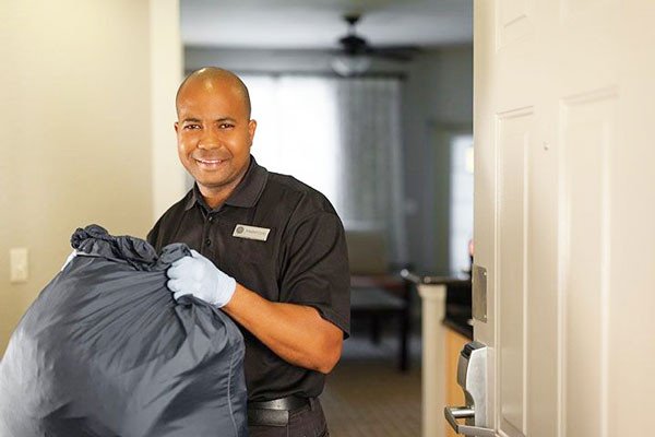 "Houseman" Trong Bếp Ăn Chuyên Nghiệp Là Ai? Nhân viên Houseman vận chuyển vật tư bếp