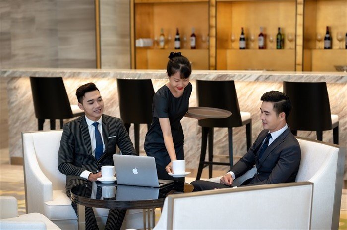 Nhân viên nhà hàng thảo luận lịch trình, hình ảnh minh họa cách chia ca làm việc hiệu quả