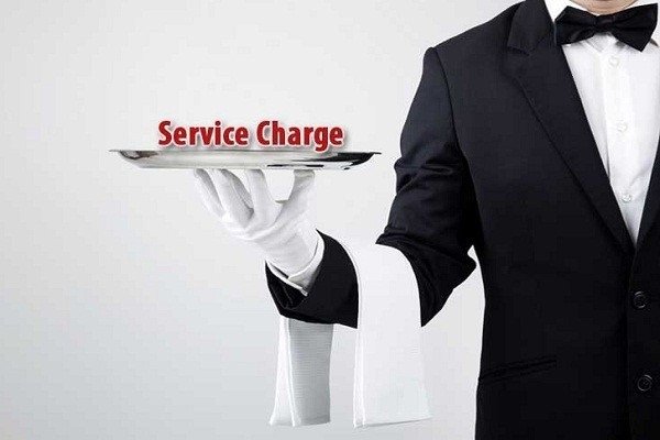 Nhân viên phục vụ khách sạn đang làm việc để hiểu cách tính lương