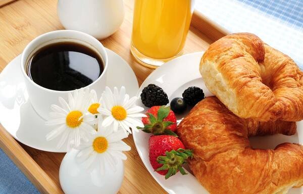 Nhân viên phục vụ phòng tiếp nhận yêu cầu