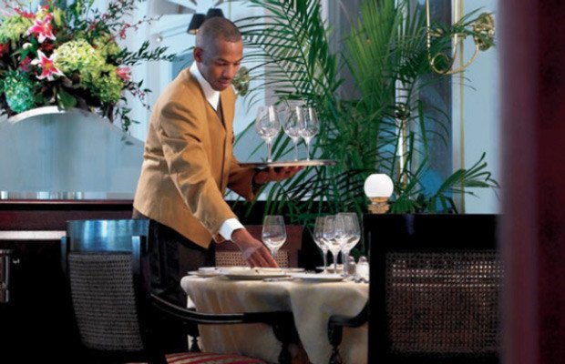 Nhân viên phục vụ tận tâm, chuyên nghiệp trong nhà hàng fine dining