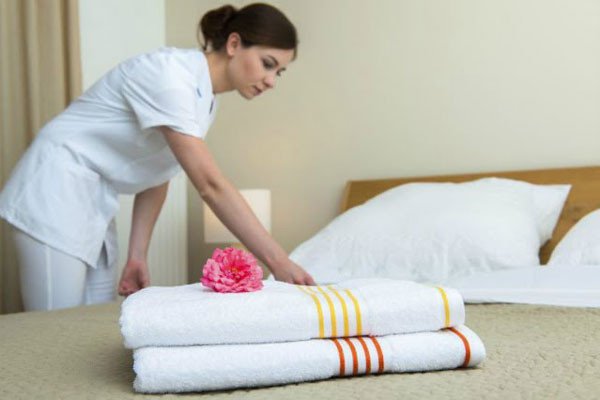 Nhân viên Room Attendant đang dọn dẹp buồng phòng khách sạn theo tiêu chuẩn