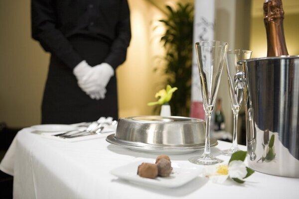 Nhân viên room service cần xử lý tình huống khéo léo