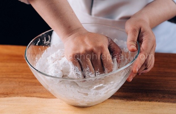 Nhào bột bằng tay