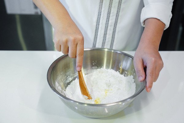 Nhào bột làm trân châu mềm dẻo