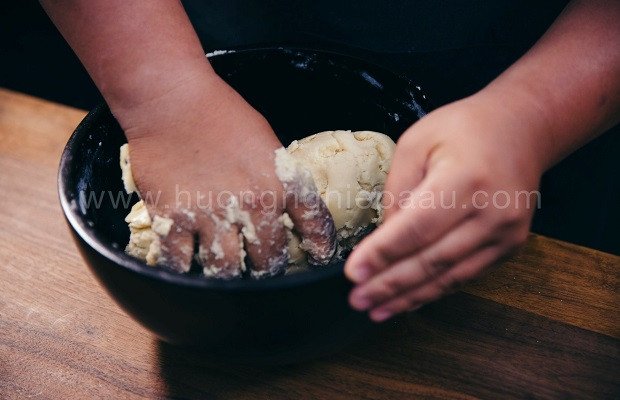 Nhào bột mịn để làm vỏ bánh Trung thu thập cẩm dẻo thơm