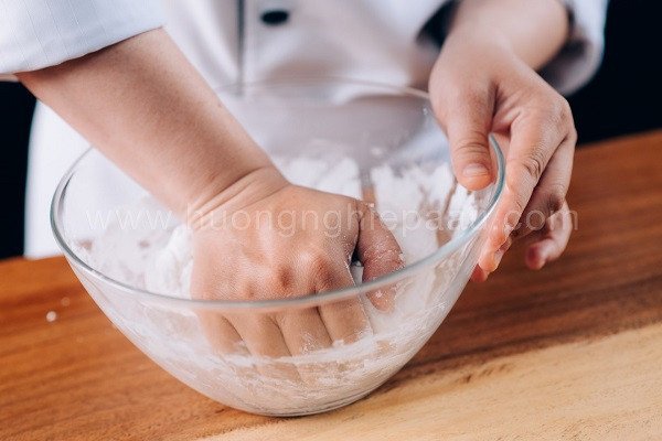 Nhào bột năng và bột gạo bằng tay để tạo vỏ bánh bột lọc chay dẻo mịn