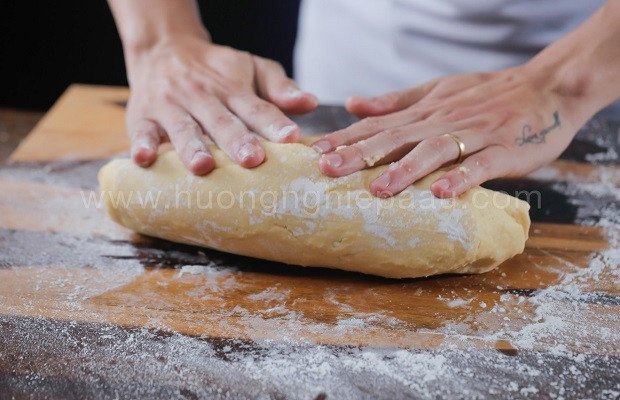 Nhào bột vỏ bánh dứa Đài Loan đúng kỹ thuật để có vỏ bánh giòn xốp