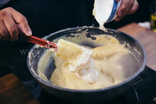 Nhào bột vỏ bánh Trung Thu dẻo mịn