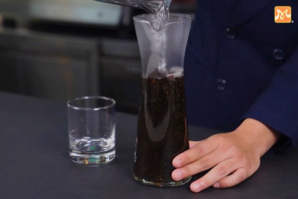 Nhiệt độ nước thích hợp để ủ trà đen là khoảng 85 – 90 độ C