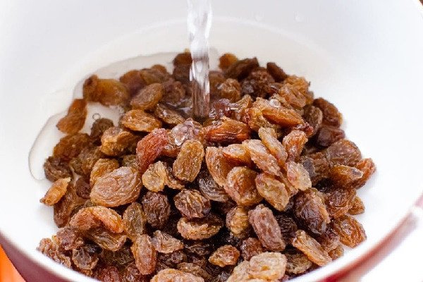 Nho khô ngâm rượu Rum cho món bánh bông lan chay mềm xốp