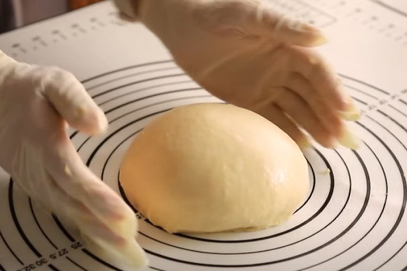 Nhồi bột làm bánh mì Hokkaido