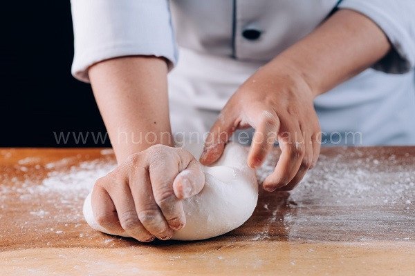 Nhồi bột làm bánh tiêu mềm mịn