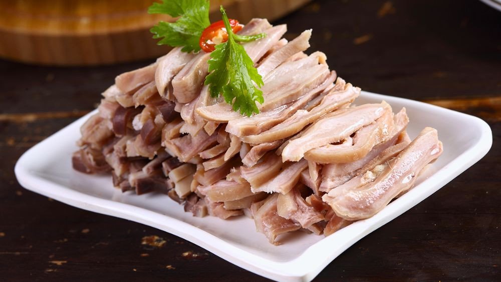 Nhồi gia vị vào bao tử heo