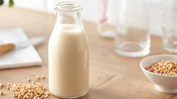 Những chai sữa đậu nành tự làm được bảo quản trong tủ lạnh
