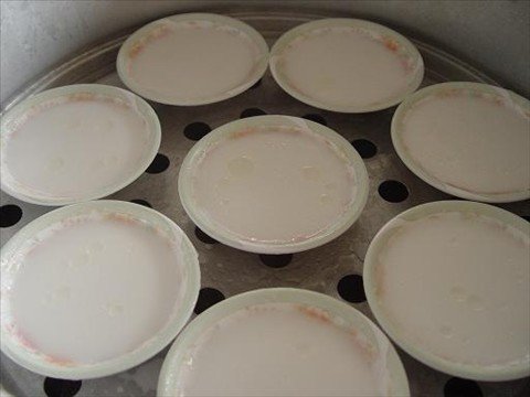 Những chén bánh bèo nhỏ xinh đang hấp trong xửng, bề mặt mịn màng