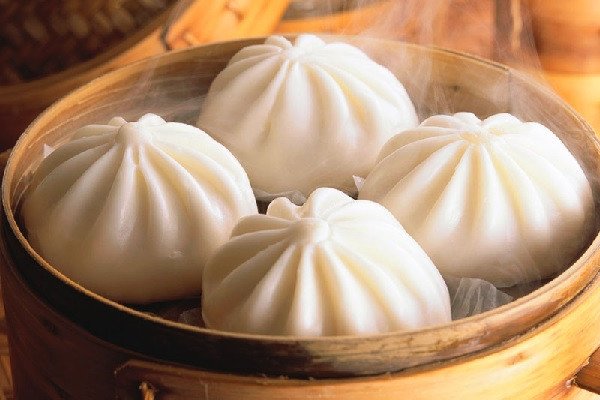 Những chiếc bánh bao bằng bột mì sau khi hấp chín với vỏ trắng xốp