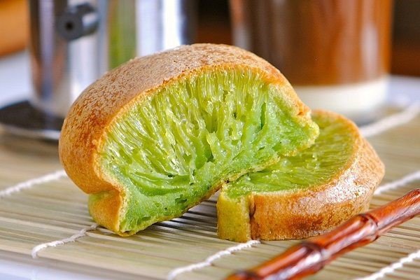 Bí Quyết Nấu Chuẩn Cách Làm Bánh Bò Thơm Ngon Tại Nhà Những chiếc bánh bò nhiều màu sắc, thể hiện sự đa dạng trong cách làm và hương vị