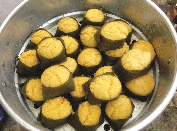 Những chiếc bánh bò thốt nốt thơm lừng đang được hấp chín trong xửng