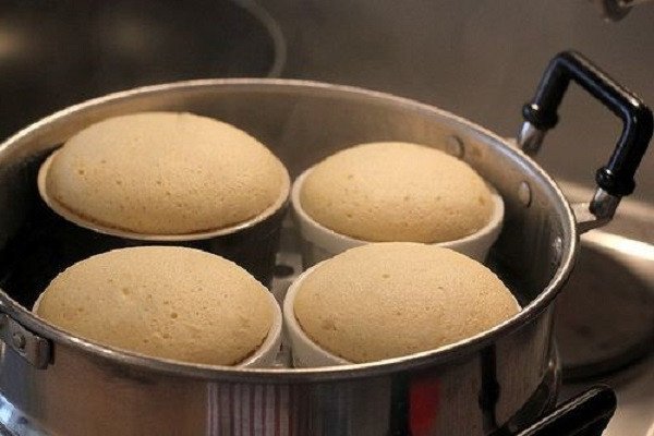 những chiếc bánh bông lan đang được hấp trong xửng